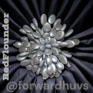 Playful Moving Grayish Silver Plastic Brooch - Artistic Flair